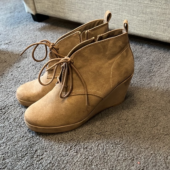 Dolce Vita Wedged Ankle Booties - Picture 3 of 5